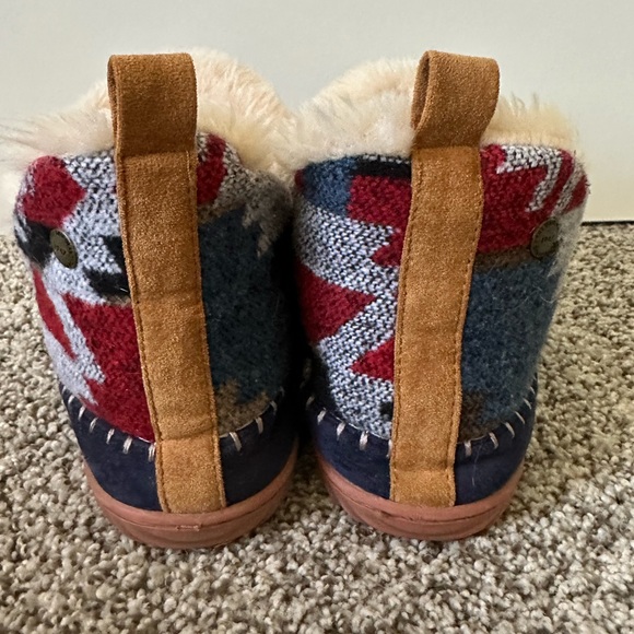 NEW Dearfoam slippers. - Picture 2 of 4